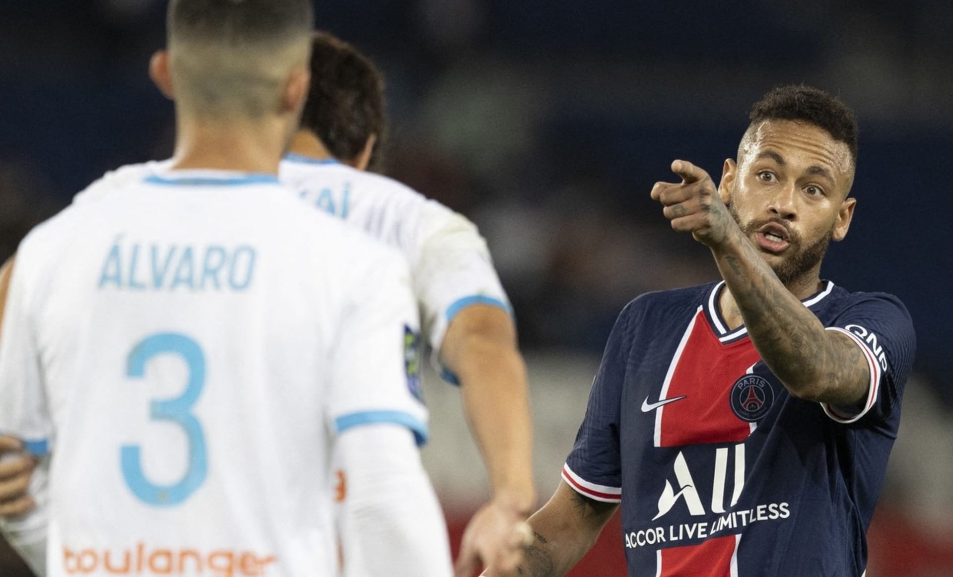 Brazilského fotbalistu Neymara rozzlobila údajná rasistická poznámka hráče Marseille. 