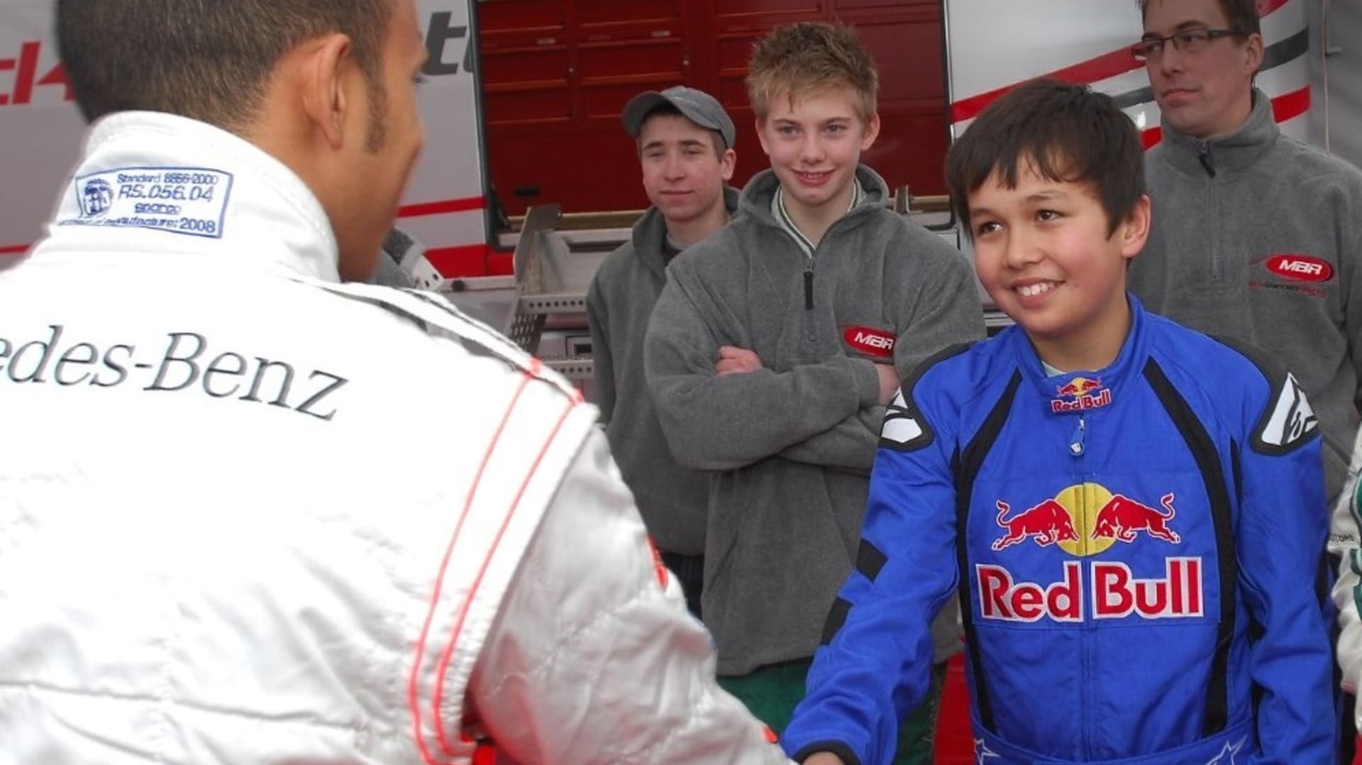 Takto vypadalo setkání Lewise Hamiltona (vlevo) a Alexandera Albona v roce 2009. Poslední víkend společně pózovali na stupních vítězů po Velké ceně Toskánska.