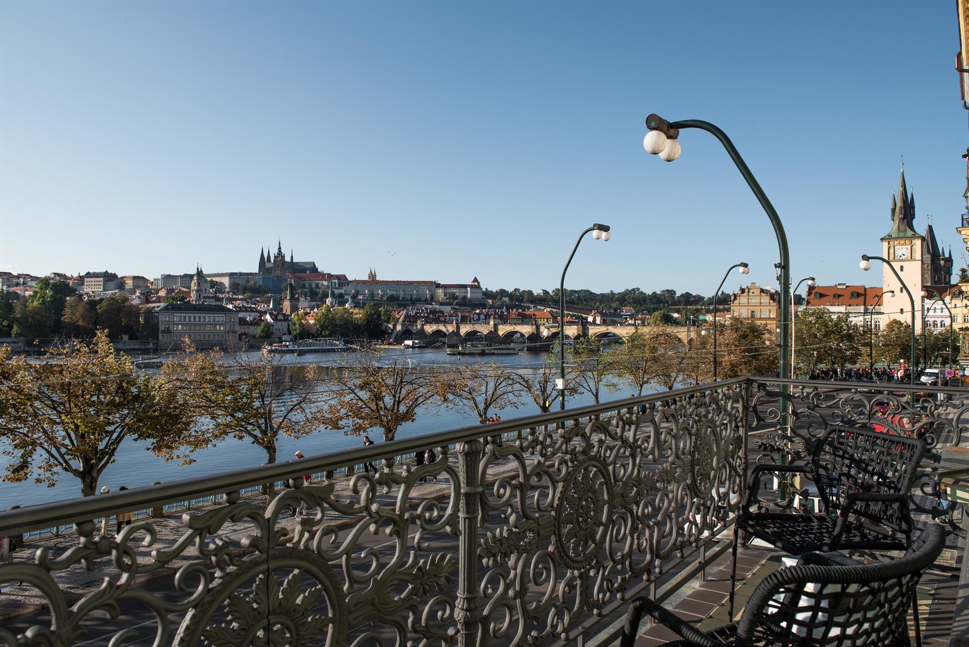 Byt má unikátní výhled na Pražský hrad, Karlův most nebo Petřínskou rozhlednu.