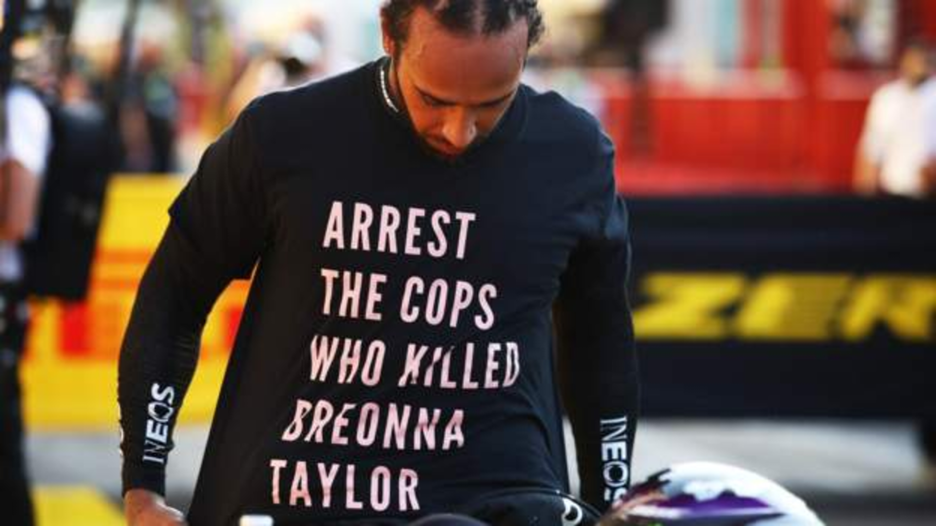 „Zavřete policisty, kteří zabili Breonnu Taylor,“ hlásal nápis na tričku jezdce Lewise Hamiltona.