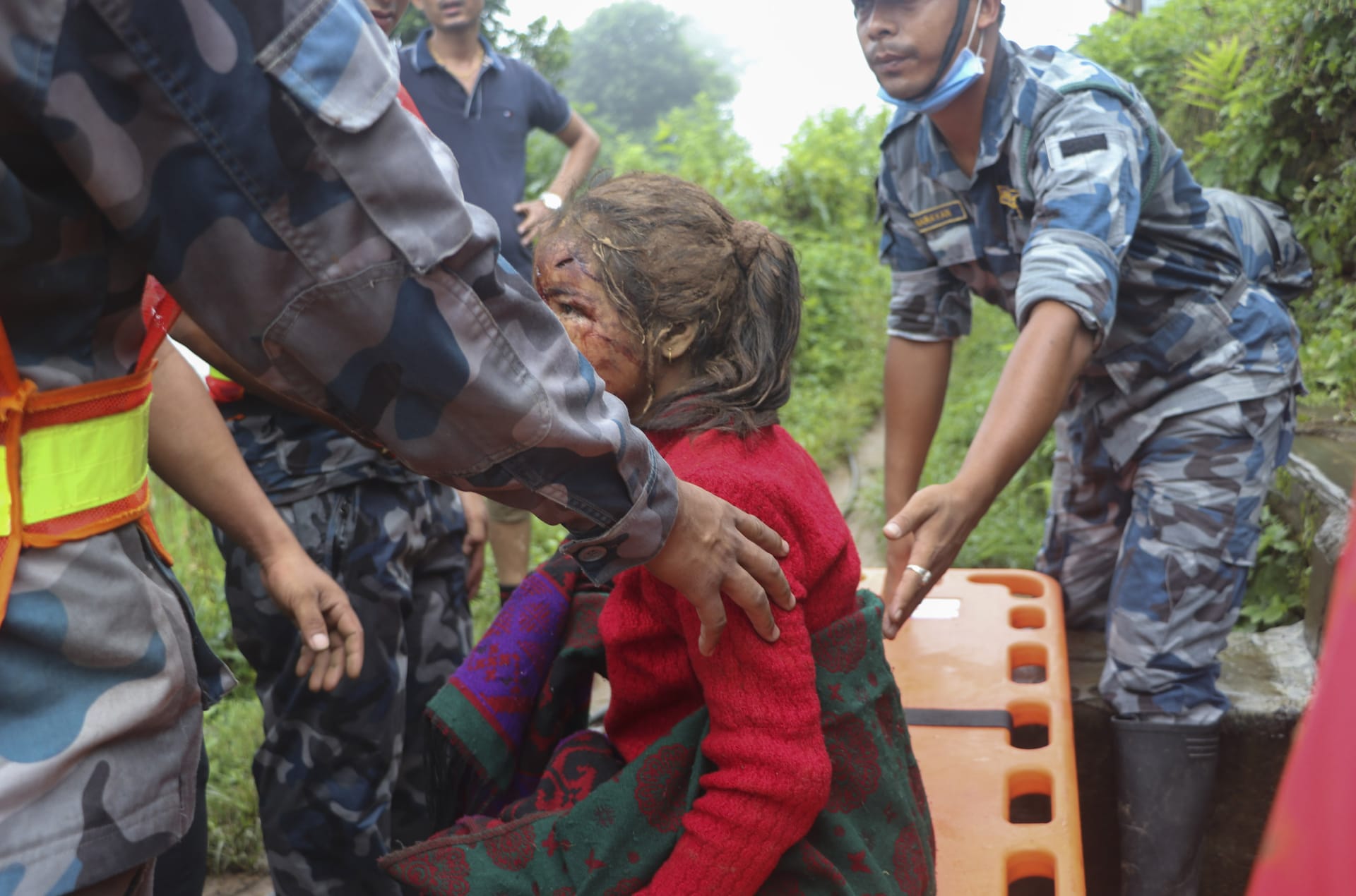 Nedělní sesuv půdy v Nepálu si vyžádal nejméně jedenáct lidských životů.