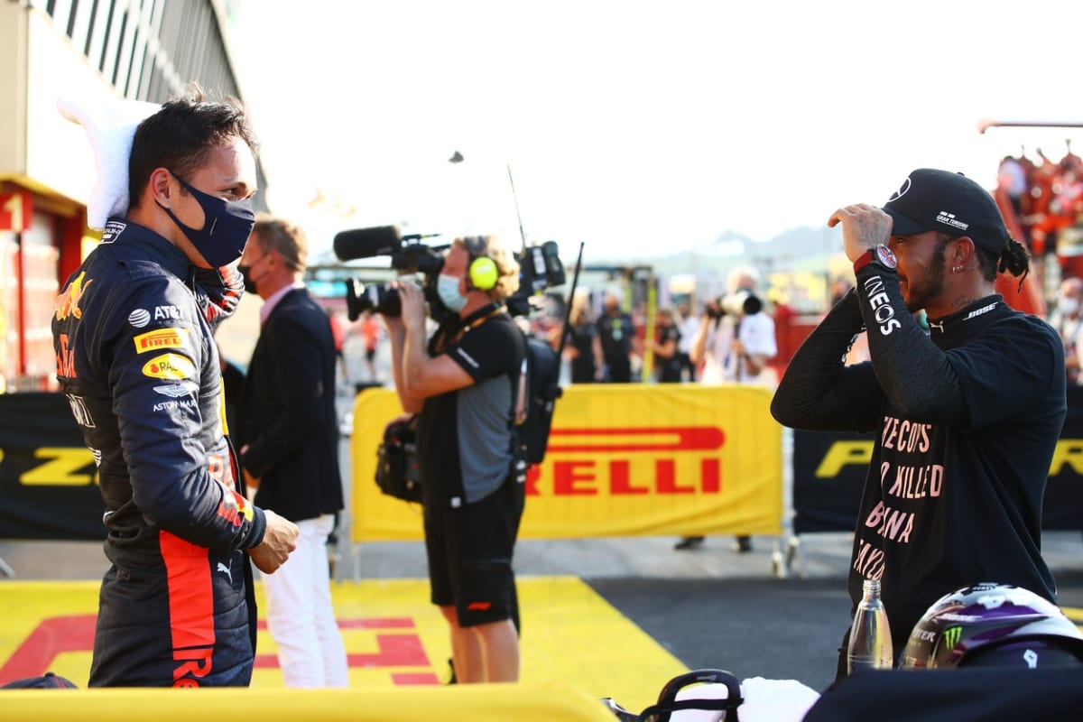 Alexander Albon (vlevo) a Lewis Hamilton diskutují po toskánské Grand Prix F1. 