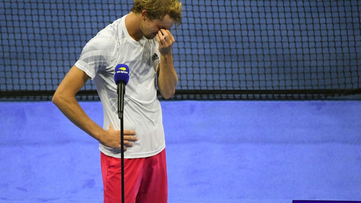 Německý tenista Alexander Zverev pláče při své řeči po prohraném finále tenisového US Open v New Yorku.