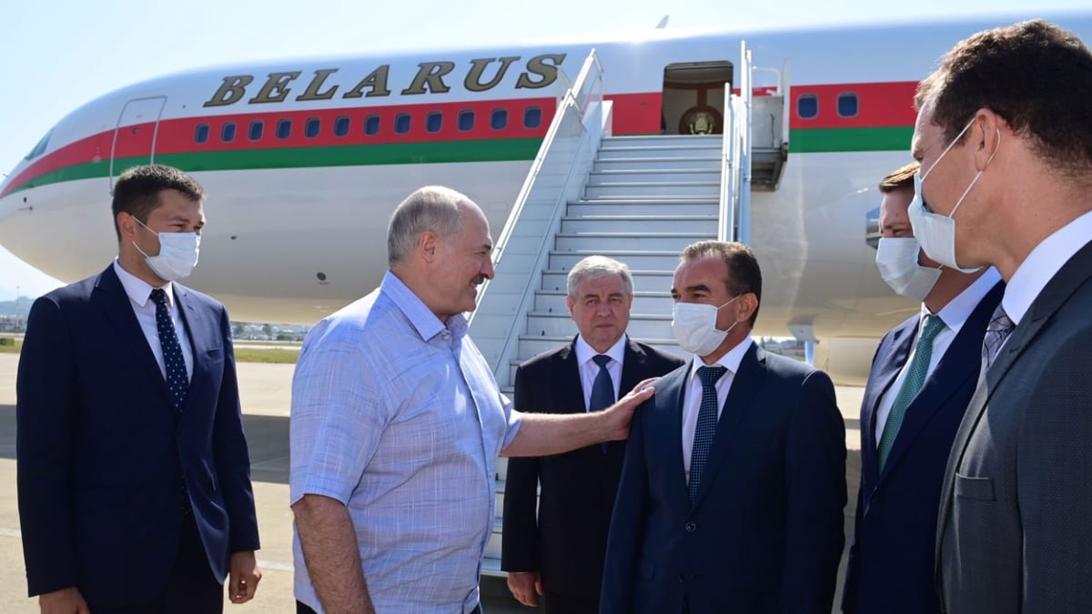 Běloruský prezident Alexandr Lukašenko přiletěl do ruského Soči na setkání s Vladimirem Putinem.