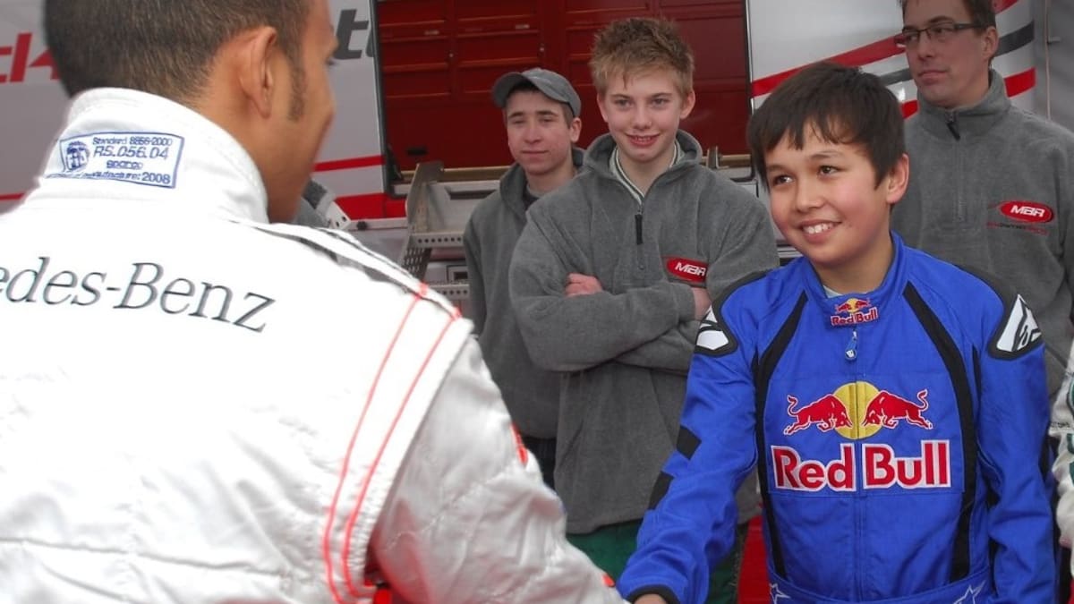 Takto vypadalo setkání Lewise Hamiltona (vlevo) a Alexandera Albona v roce 2009. Poslední víkend společně pózovali na stupních vítězů po Velké ceně Toskánska.