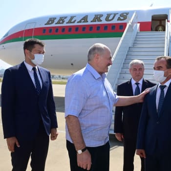 Běloruský prezident Alexandr Lukašenko přiletěl do ruské Soči na setkání s Vladimirem Putinem.