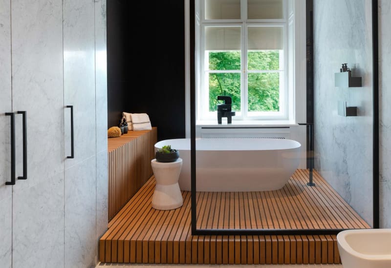 Koupelna je jak jinak designově propracovaná do každého detailu, a navíc s denním světlem a oknem přímo u prostorné vany. 