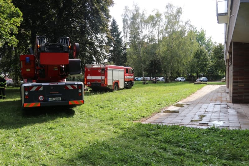 V neděli odpoledne muselo šest jednotek hasičů zasahovat u požáru v bytovém domě v Baarově ulici v Hradci Králové. 