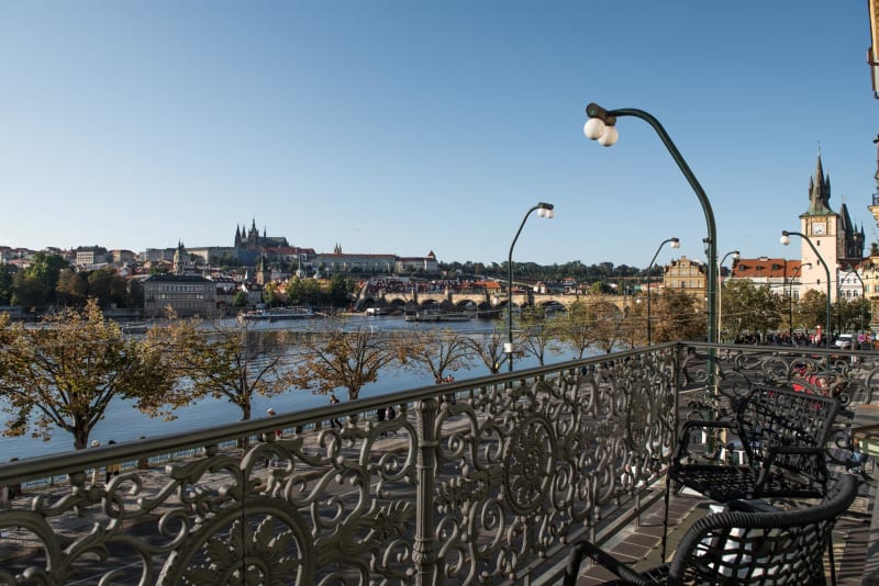 Byt má unikátní výhled na Pražský hrad, Karlův most nebo Petřínskou rozhlednu.