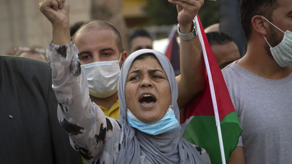 Palestinci proti navazování diplomatických vztahů arabských zemí s Izraelem protestují. 