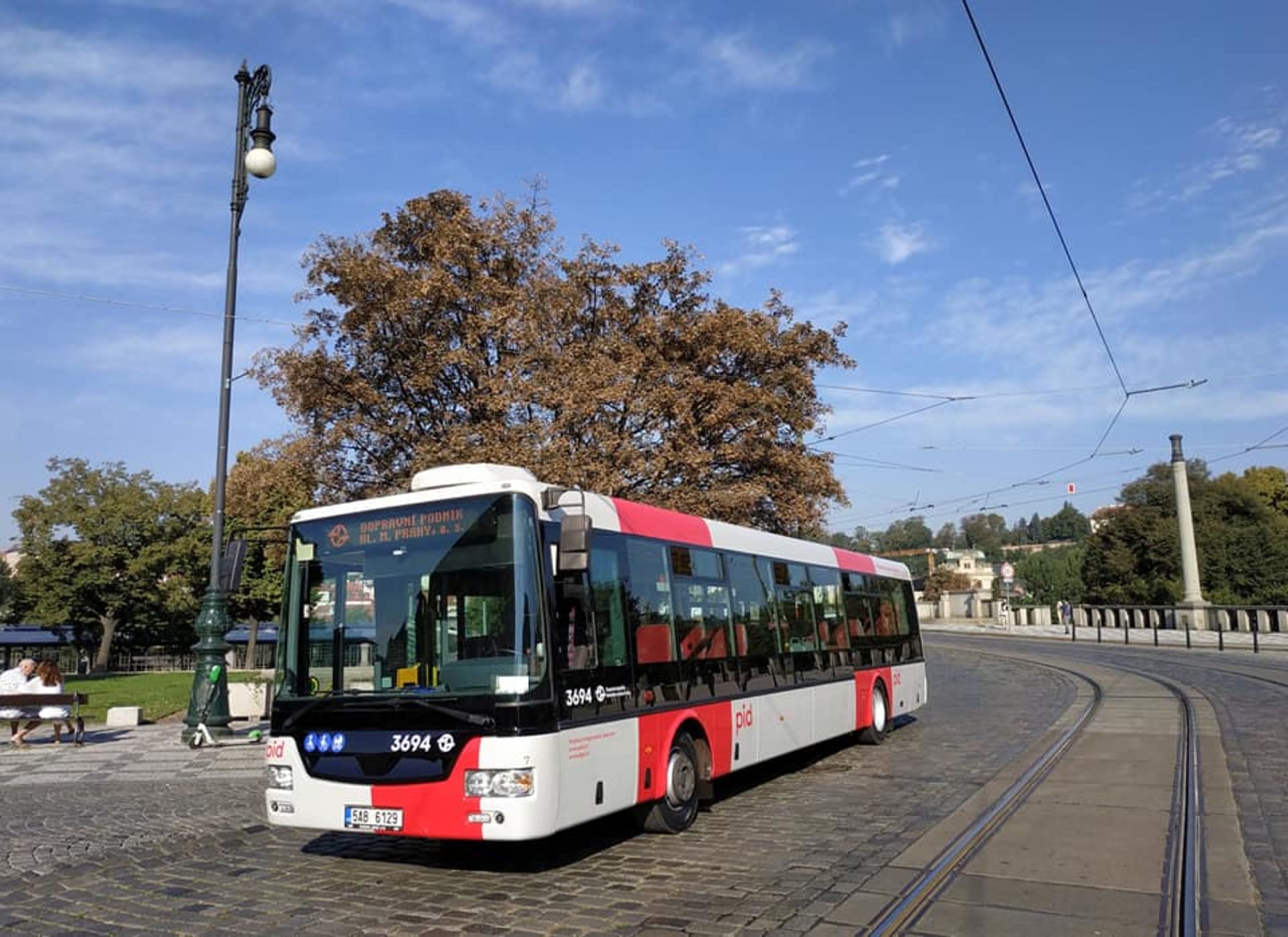 Praha nakoupí nové autobusy za 1,8 miliardy korun, většina z nich bude jezdit na naftu. Dostanou také nový design. 