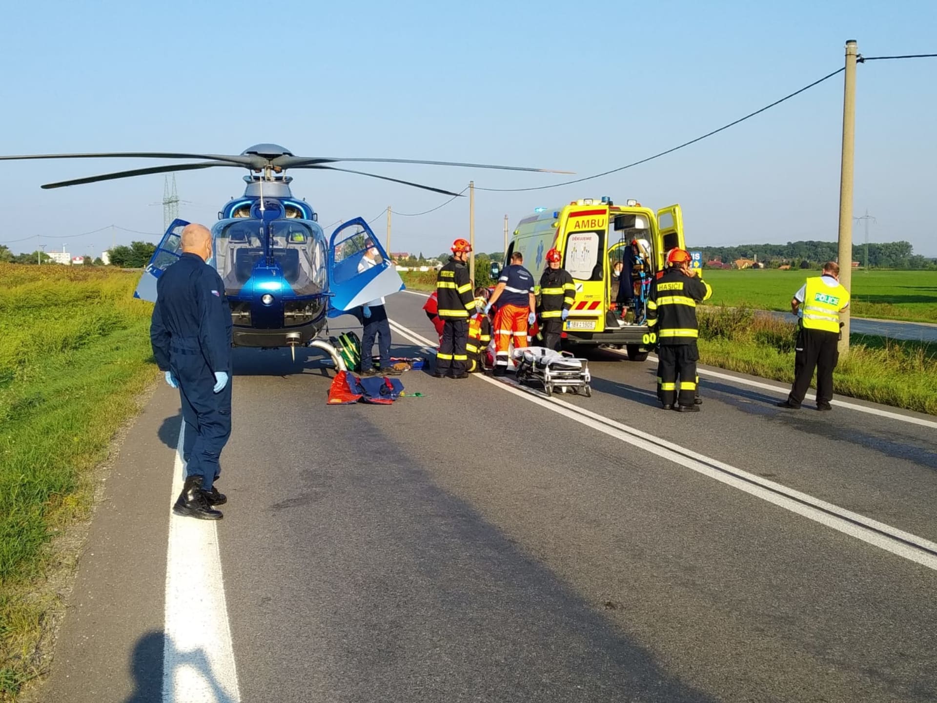 Na místě nehody zasahoval záchranářský vrtulník.