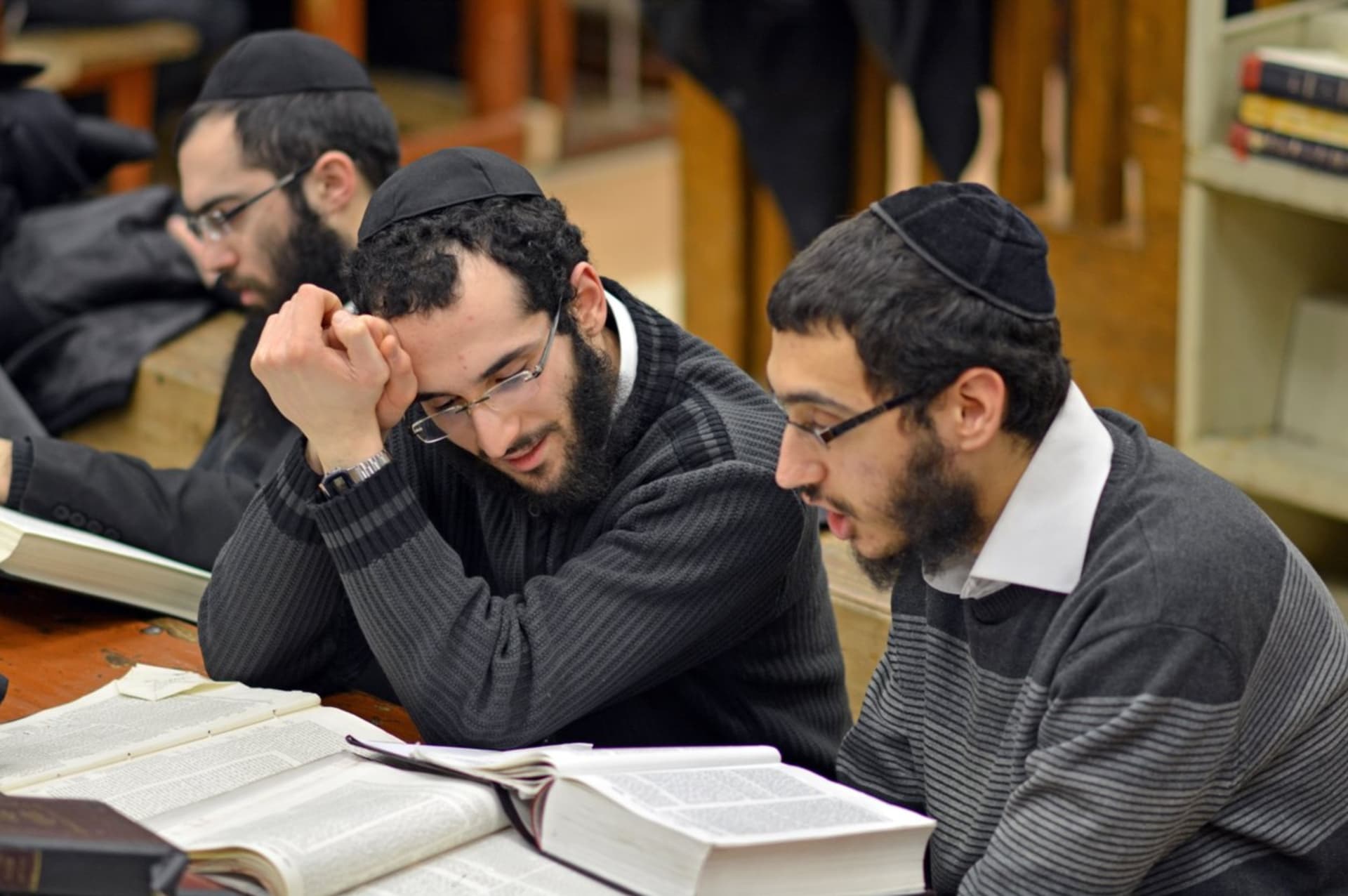 Židé v newyorské synagoze studují Talmud.