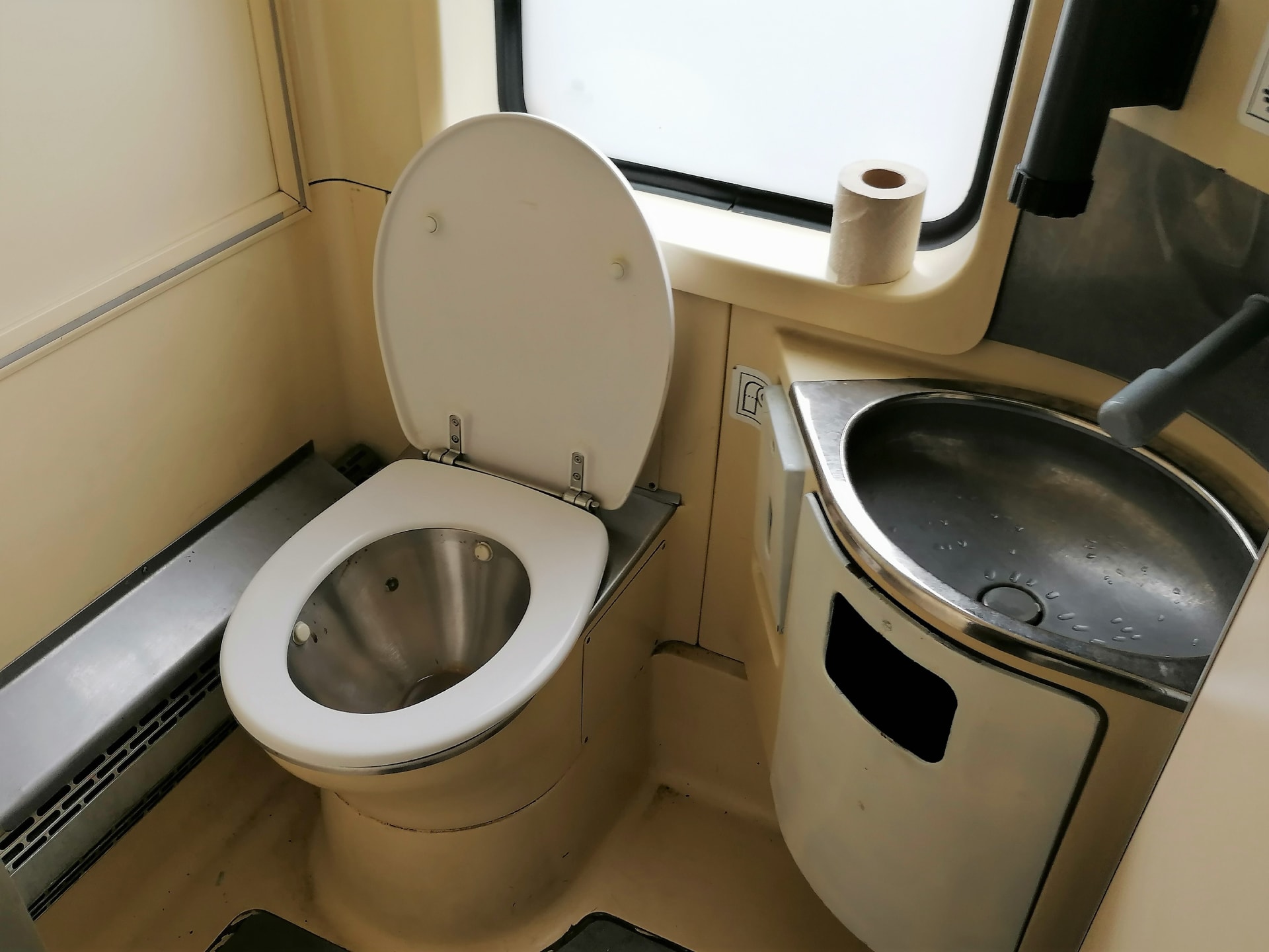 Frýdek-Místek, původní záchody ve vagonu Bdtn z roku 1969