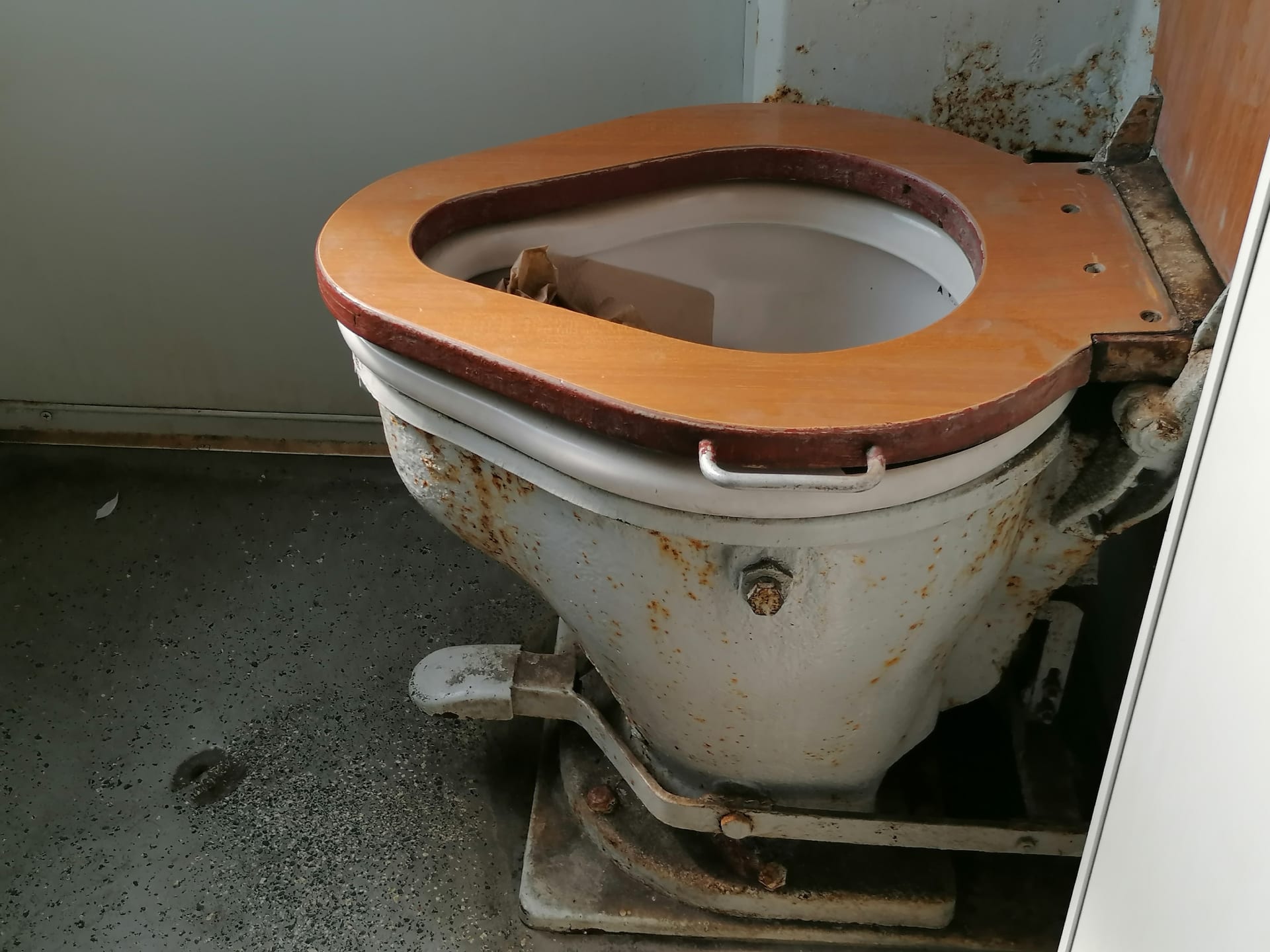 Ostrava, vagon Bdtee, záchody z osmdesátek