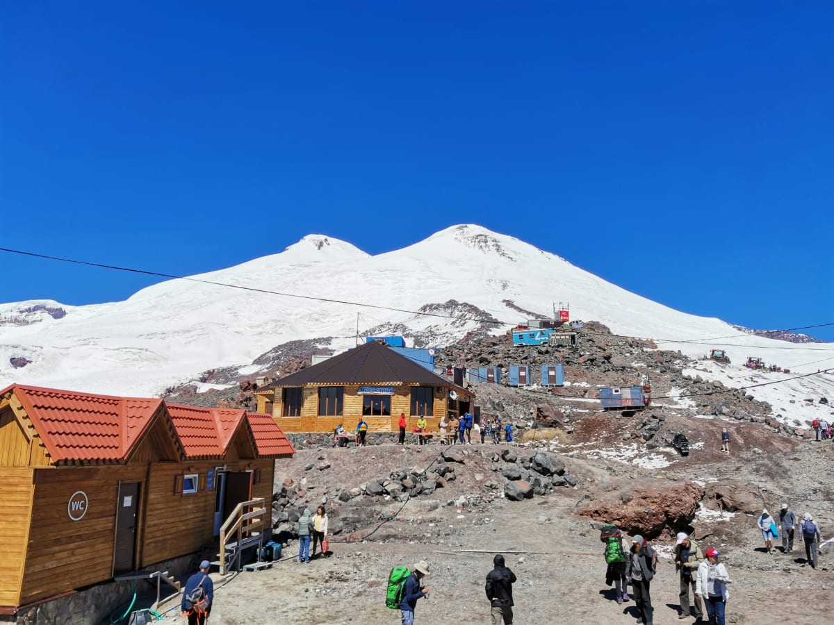Pod vrcholem nejvyšší hory Evropy, jak Elbrus nazývají Rusové