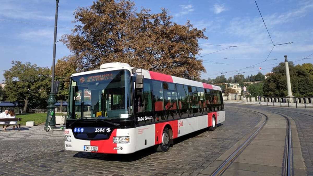 Praha nakoupí nové autobusy za 1,8 miliardy korun, většina z nich bude jezdit na naftu. Dostanou také nový design. 