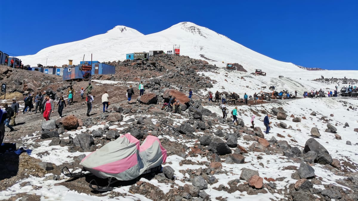 Desítky lidí míří na vrchol nejvyšší hory Elbrus