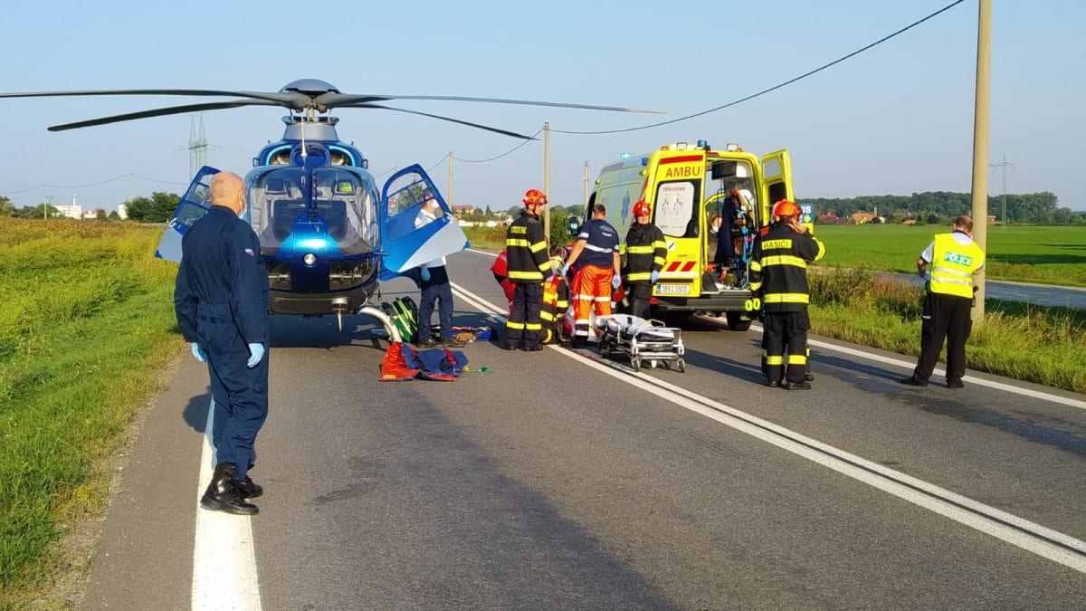 Na místě nehody zasahoval záchranářský vrtulník.