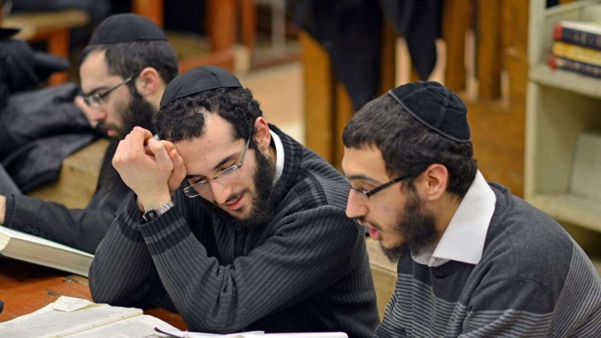 Židé v newyorské synagoze studují Talmud.