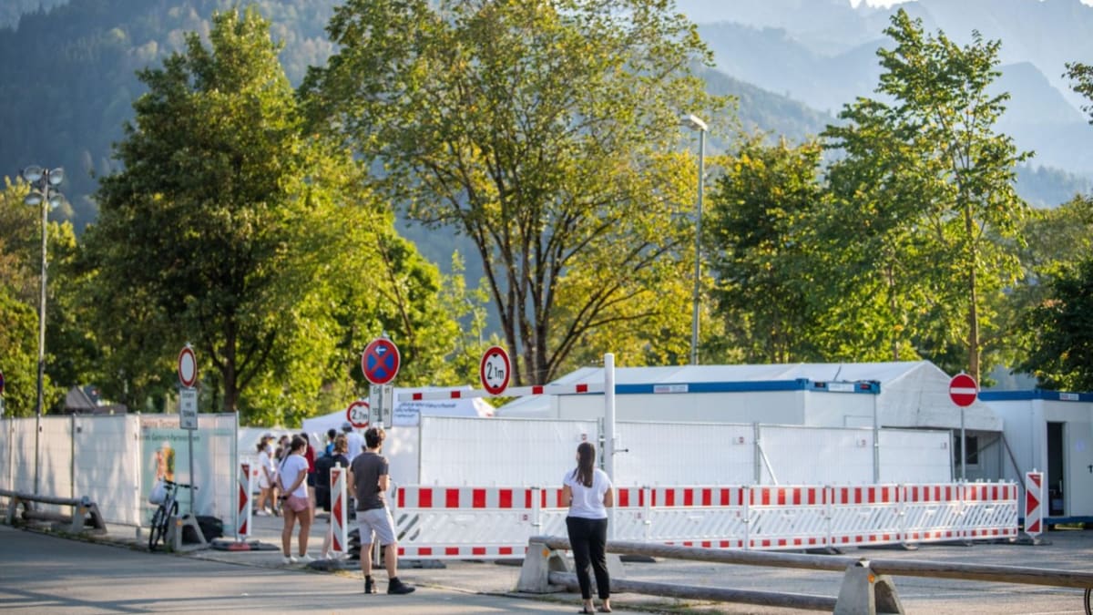 Lidé čekají před testovacím centrem na koronavirus v německém Garmisch-Partnekirchenu.