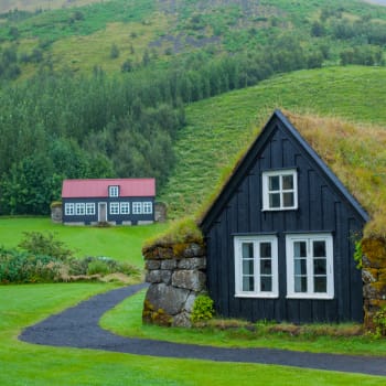 Zelená střecha chalupy na Islandu.