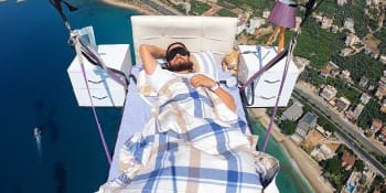 Neuvěřitelný paragliding: Turek se prohání v oblacích v posteli a bez jištění