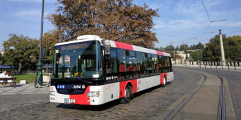 Pražské autobusy budou dál jezdit na naftu. Ekologové protestují