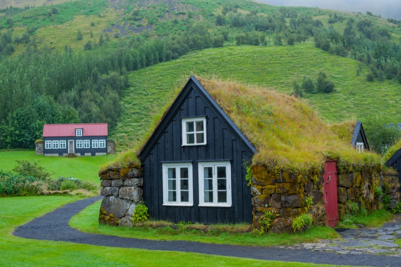Zelená střecha chalupy na Islandu