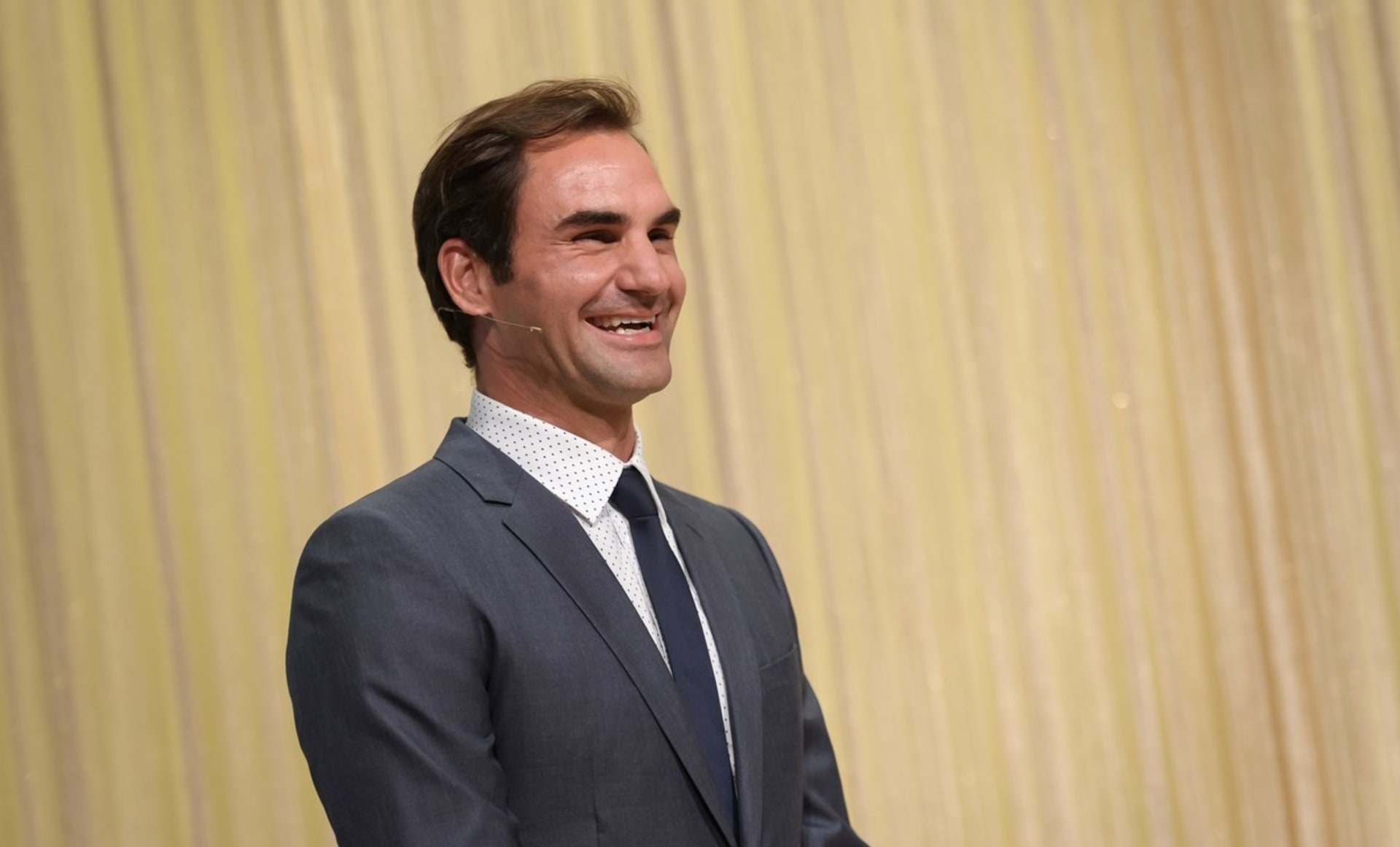 Roger Federer si zazpíval v reklamě na švýcarskou společnost Sunrise. 