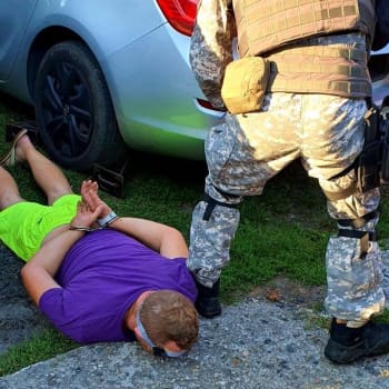 Policie zadržela cizince, který při konfliktu na Žižkově sebral policistovi v civilu zbraň. 