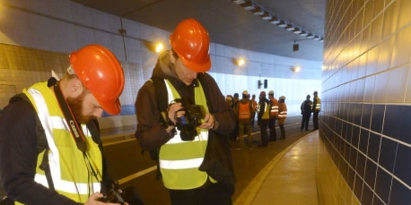 Kvůli zatékající vodě bylo v tunelu potřeba vyměnit více než 56 kilometrů kabelů
