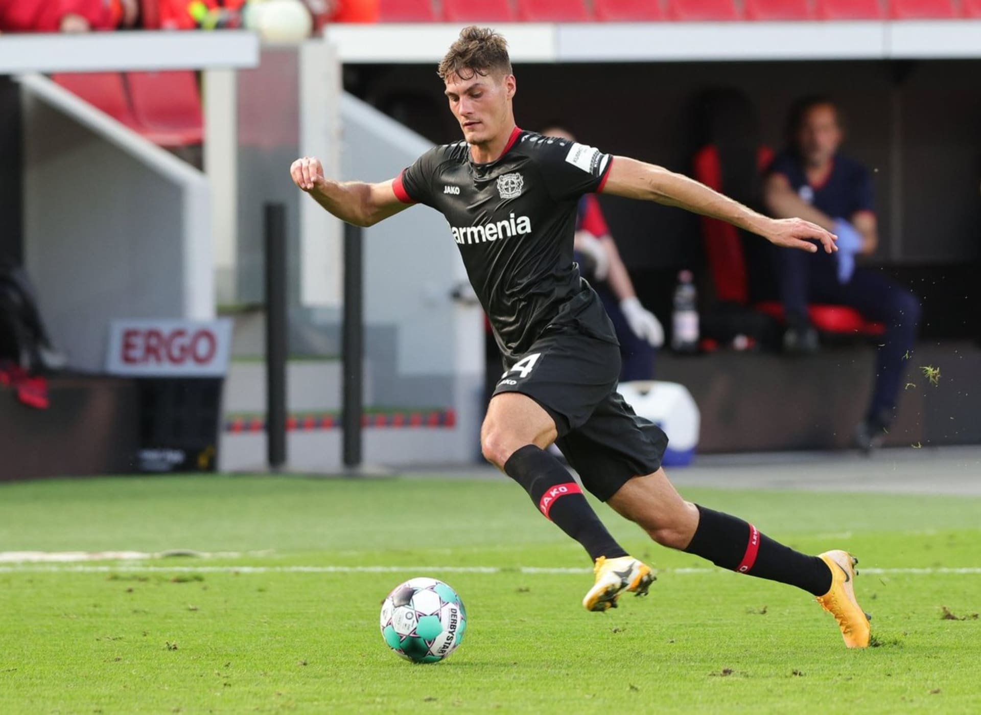 Český fotbalista Patrik Schick přestoupil v polovině září do německého klubu Bayer 04 Leverkusen. Poprvé se v jeho dresu představil před týdnem v Německém poháru a jedním gólem pečetil výhru 7:0. V neděli by měl nastoupit v bundeslize.
