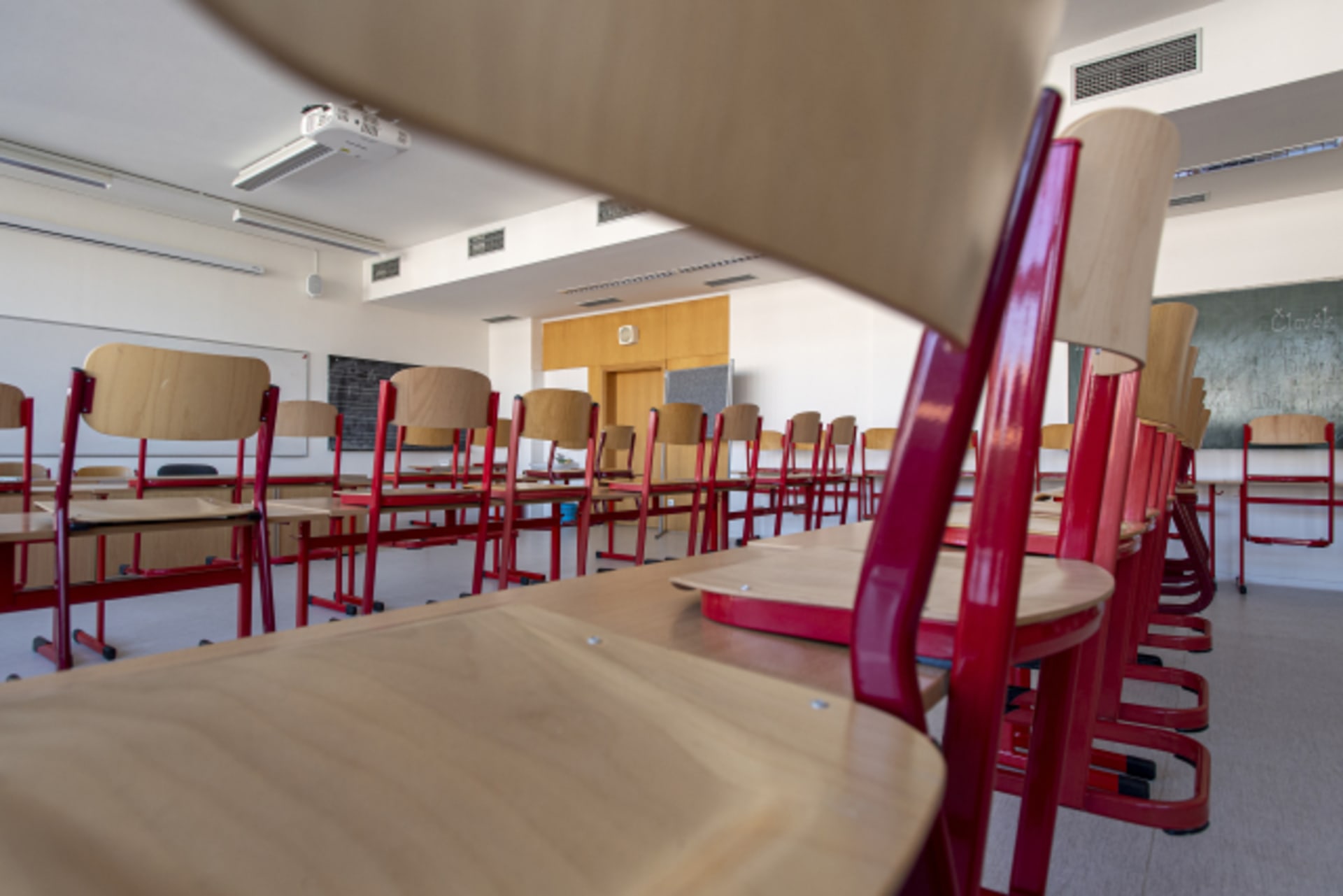 Policie prověřuje případ údajného sexuálního zneužívání nezletilých studentek na biskupském gymnáziu v Krupce na Teplicku. (Ilustrační foto)