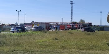 Na přejezdu v Kunovicích se srazil vlak s traktorem: Pět zraněných a zastavený provoz