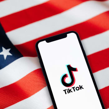 Podle rozhodnutí americké vlády mají od neděle americké firmy zakázanou distribuci aplikací WeChat a TikTok.