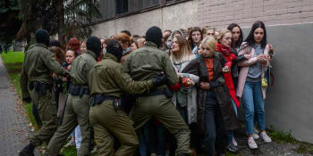 Policie v Minsku zadržela stovky žen. V antonu skončila i 73letá demonstrantka