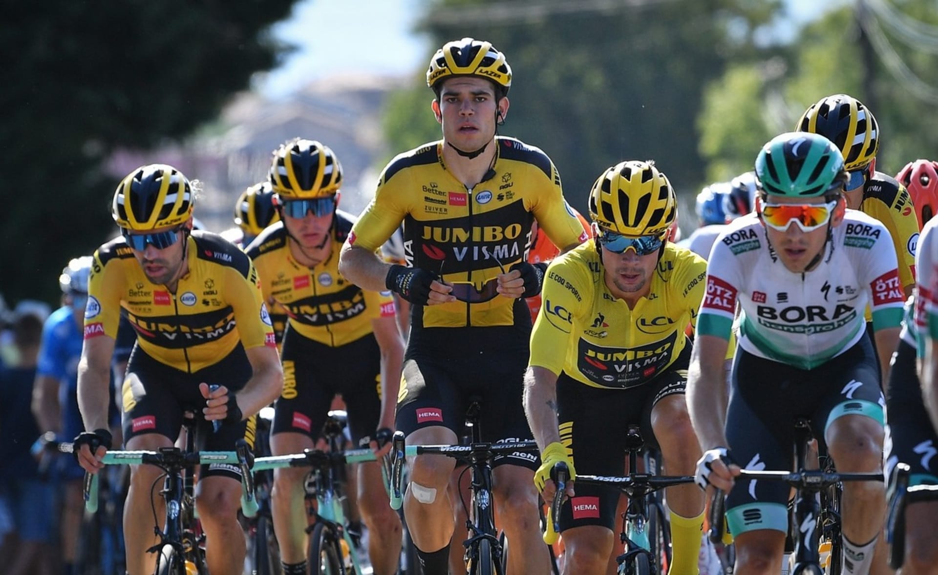 Wout van Aert (uprostřed bez brýlí) předvedl na letošní Tour de France fenomenální výkony.