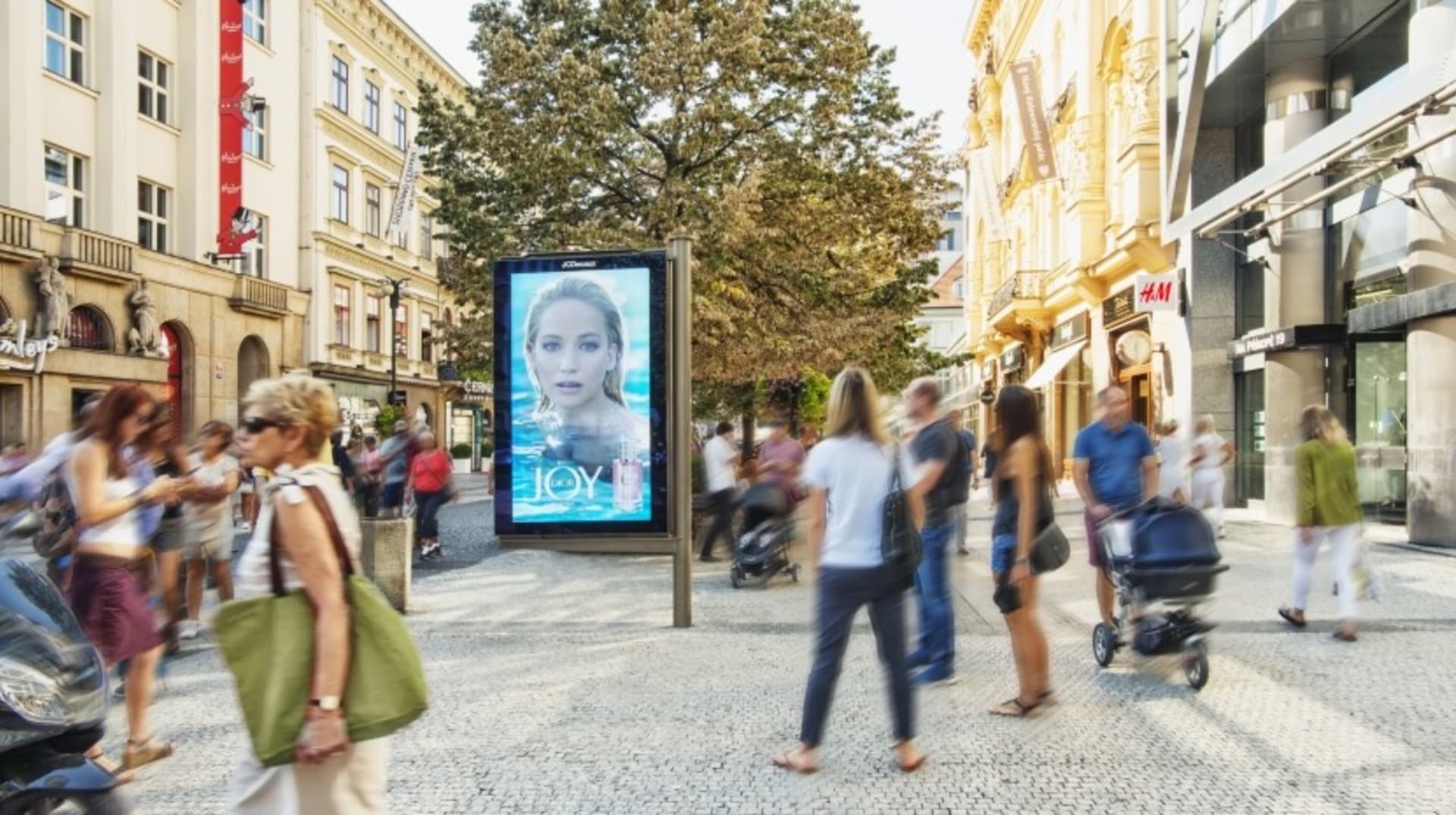 Mezinárodní skupina JCDecaux s Českou republikou zahájila arbitrážní spor kvůli ukončení pronájmu reklamních ploch ze strany pražského dopravního podniku.