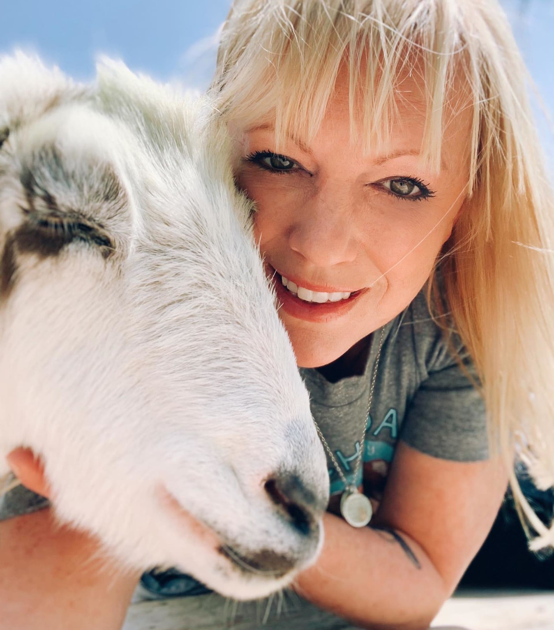 Leanne změnila svůj život od základů: stala se vegankou a věnuje se ochraně zvířat. Zdroj: Facebook Goats of Anarchy