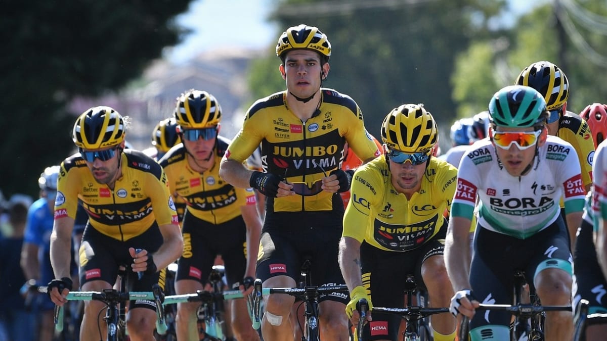 Wout van Aert (uprostřed bez brýlí) předvedl na letošní Tour de France fenomenální výkony.