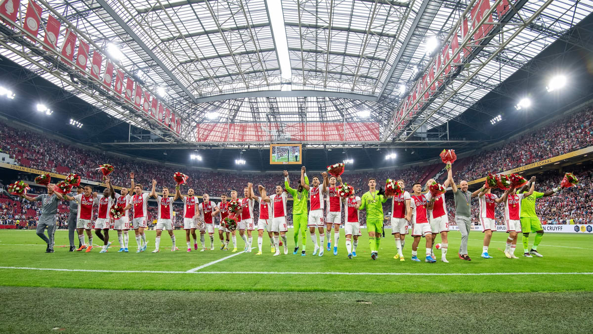 Tým AFC Ajax zdraví fanoušky (ilustrační foto).