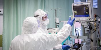 Koronavirus v krajích: Moravské nemocnice omezují péči, Karlovarsko za premianta