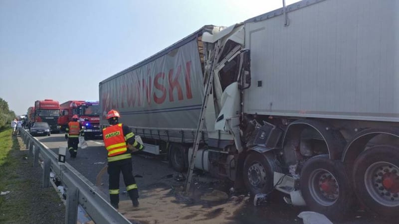 Dálnici D1 ve směru na Prahu zablokovala nehoda tří kamionů.