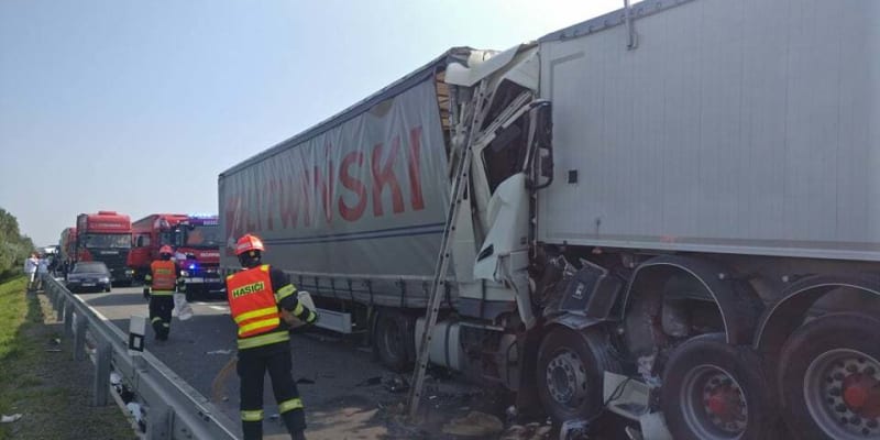 Dálnici D1 ve směru na Prahu zablokovala nehoda tří kamionů.