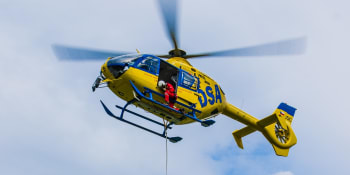 Vážná nehoda v Trutnově: Za zraněným šestiletým dítětem vyrazil záchranářský vrtulník