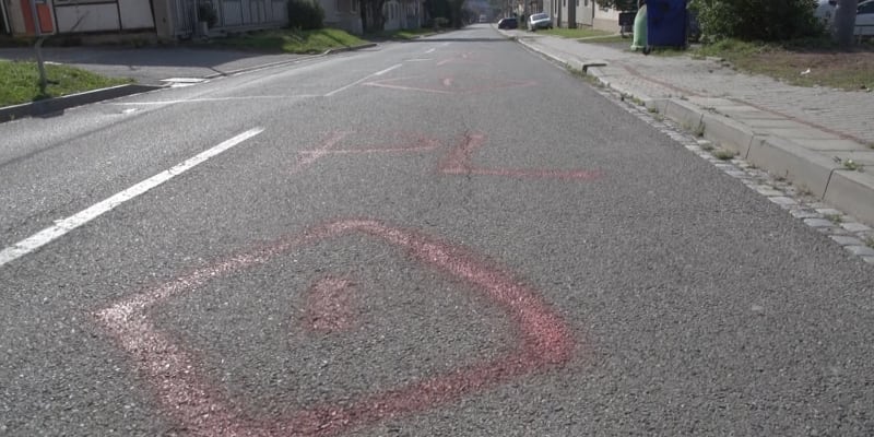 Neznámý vandal posprejoval silnici v Plumlově.