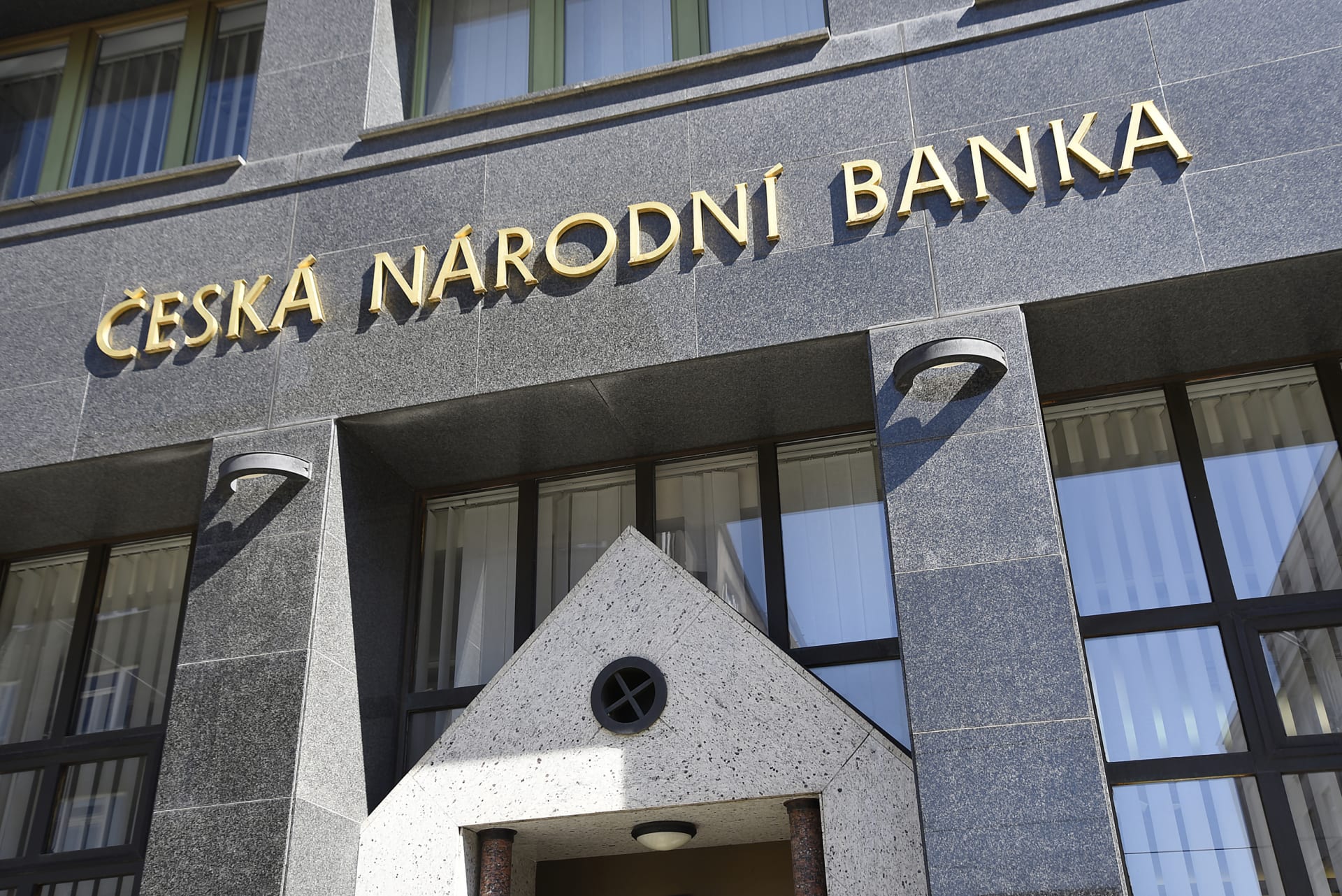 Česká národní banka rozhodla, že uvolněné limity pro žádosti o hypoteční úvěry zpřísňovat nebude. Bankovní sektor je odolný.