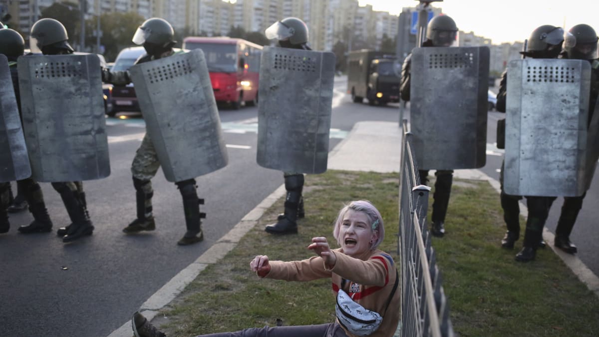 Policie v Minsku použila vodní děla a zatýkala demonstranty protestující proti Lukašenkově inauguraci.