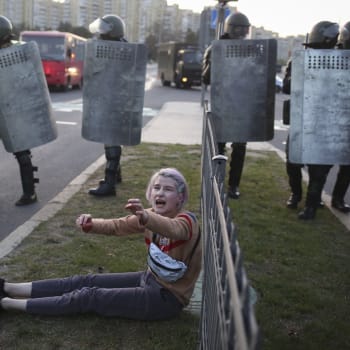 Policie v Minsku použila vodní děla a zatýkala demonstranty protestující proti Lukašenkově inauguraci.